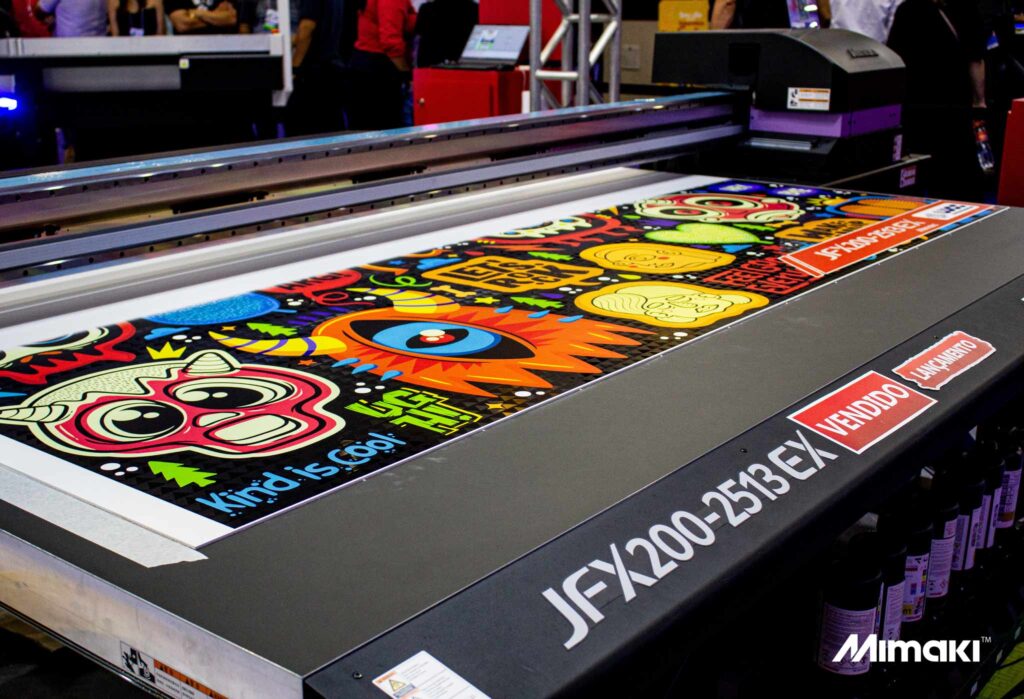 Impressora UV industrial Mimaki JFX200 em linha de produção gráfica