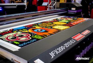 Impressora UV industrial Mimaki JFX200 em linha de produção gráfica